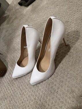 BCBG Women's White Pointed Toe Stiletto Heels size 7.5